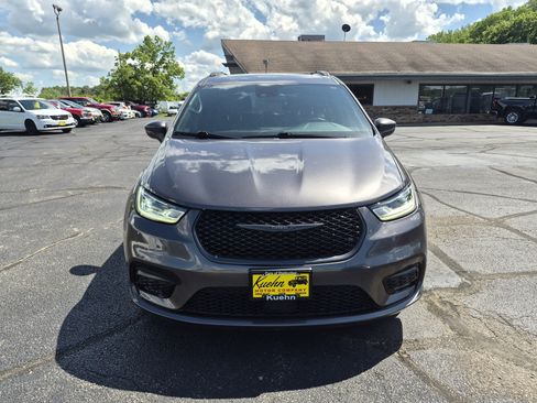 Used 2022 Chrysler Pacifica Touring-L w/ S Appearance Package FWD image 3