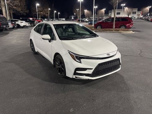 Used 2025 Toyota Corolla SE image 3