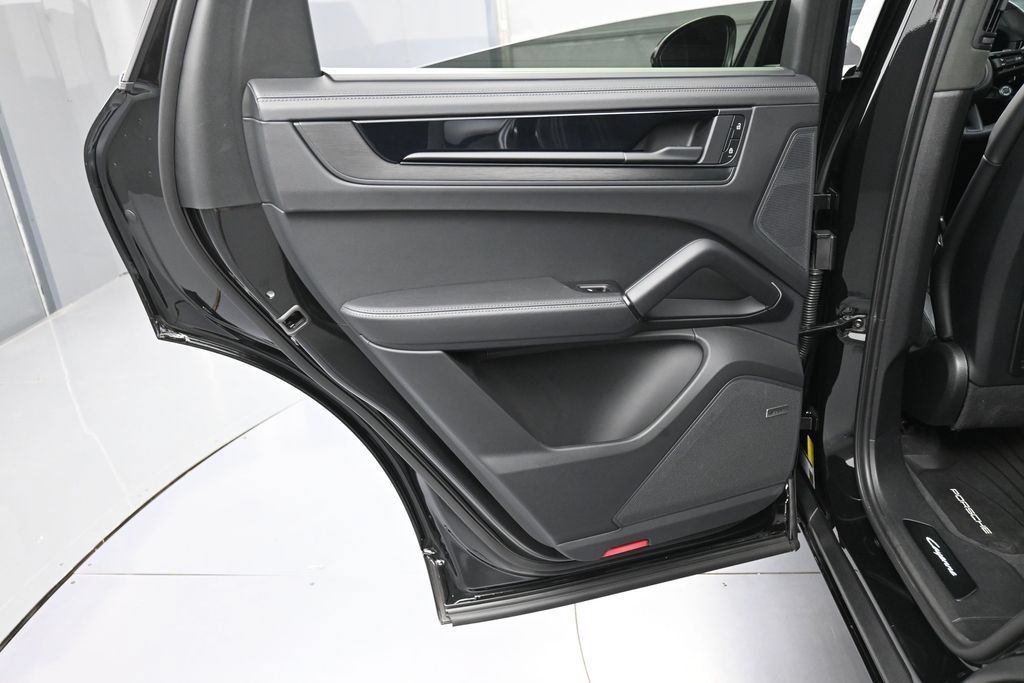 Certified 2025 Porsche Cayenne GTS AWD/4WD image 24