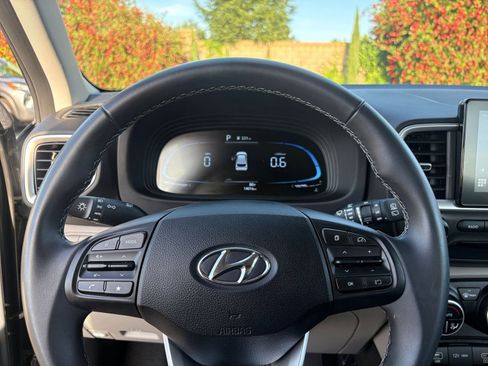 Used 2025 Hyundai Venue SEL image 28