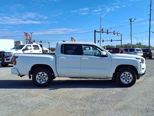 Used 2024 Nissan Frontier SV AWD/4WD image 2
