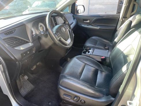 Used 2015 Toyota Sienna SE Premium FWD image 10