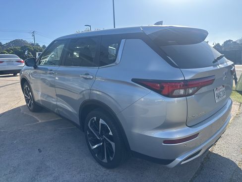 Used 2023 Mitsubishi Outlander SE image 4