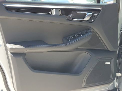 Used 2025 Porsche Macan image 25