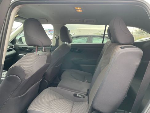 Used 2025 Toyota Highlander LE image 27