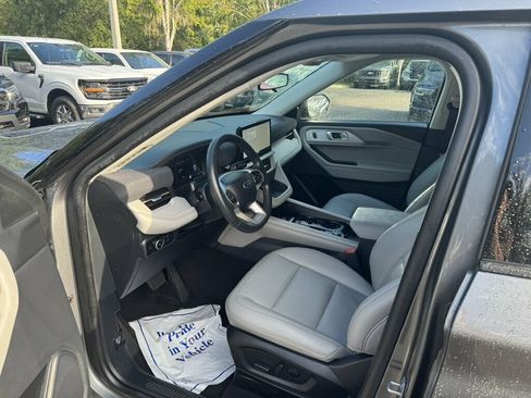 Used 2025 Ford Explorer Active w/ Active Comfort Package AWD/4WD image 3