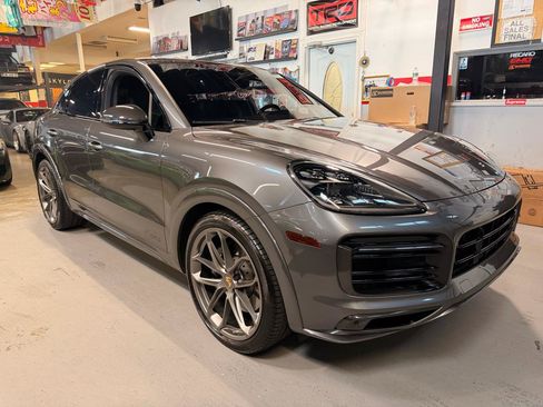 Used 2022 Porsche Cayenne GTS AWD/4WD image 3