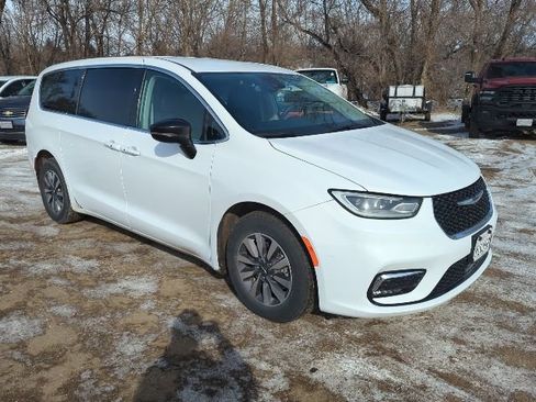 Used 2024 Chrysler Pacifica Select image 2