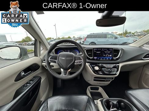 Used 2022 Chrysler Pacifica Touring-L FWD image 5