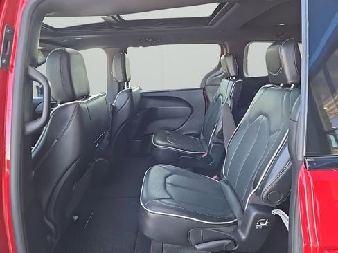 Used 2025 Chrysler Pacifica Limited FWD image 9
