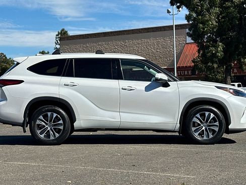 Used 2022 Toyota Highlander XLE AWD/4WD image 2