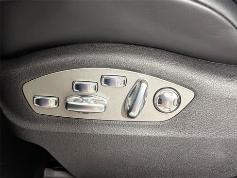 Certified 2026 Porsche Macan AWD/4WD image 32
