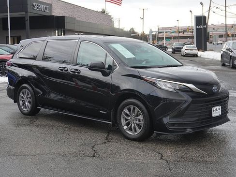 Used 2021 Toyota Sienna LE image 56