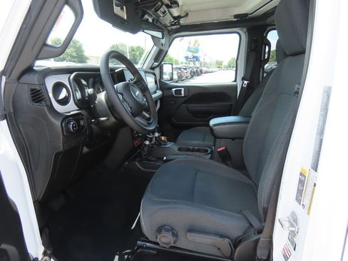 Used 2024 Jeep Gladiator Sport AWD/4WD image 25