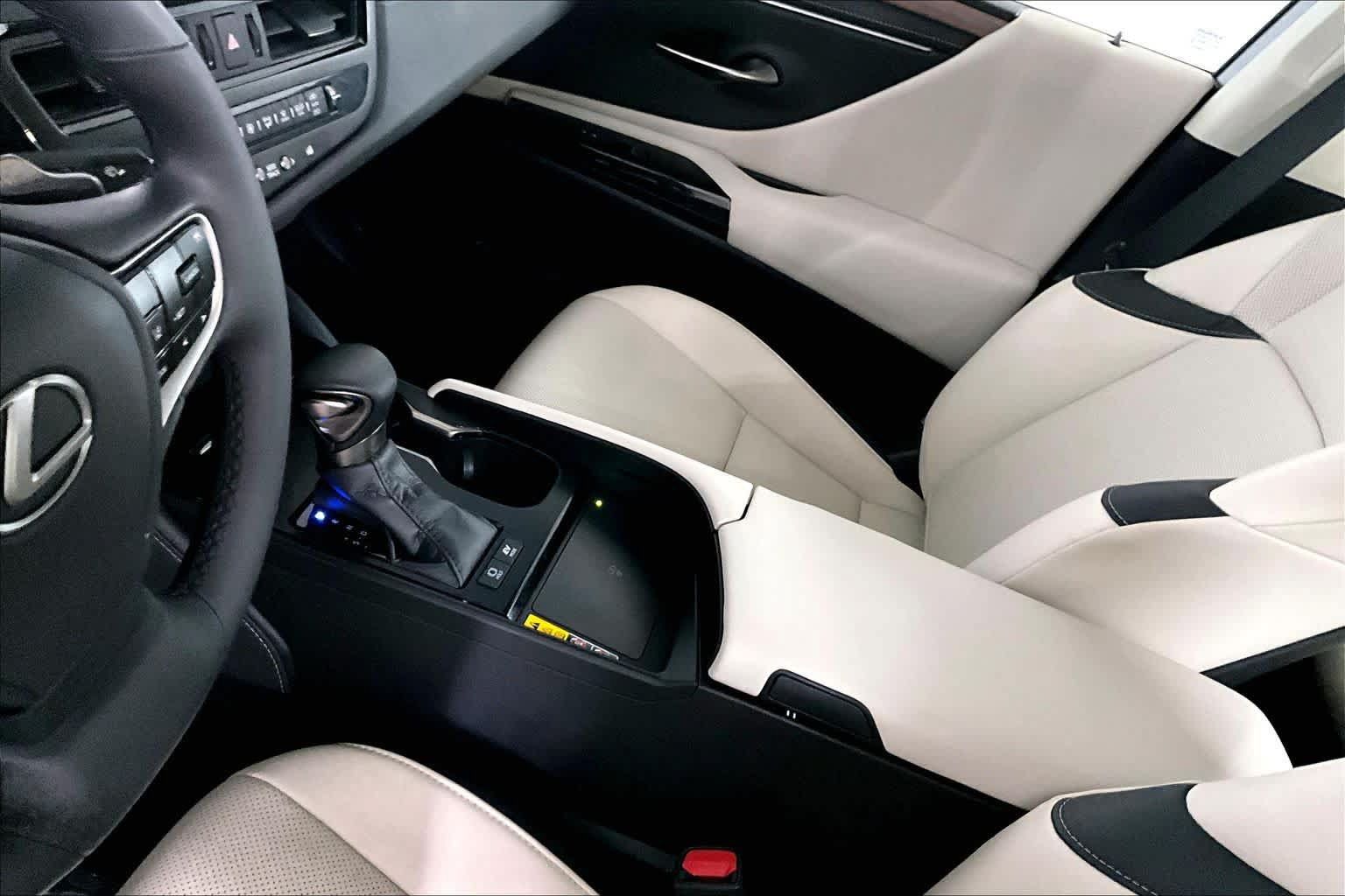 Used 2025 Lexus ES 300h w/ Premium Package FWD image 17