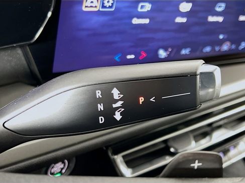 Used 2025 Chevrolet Traverse LT image 17