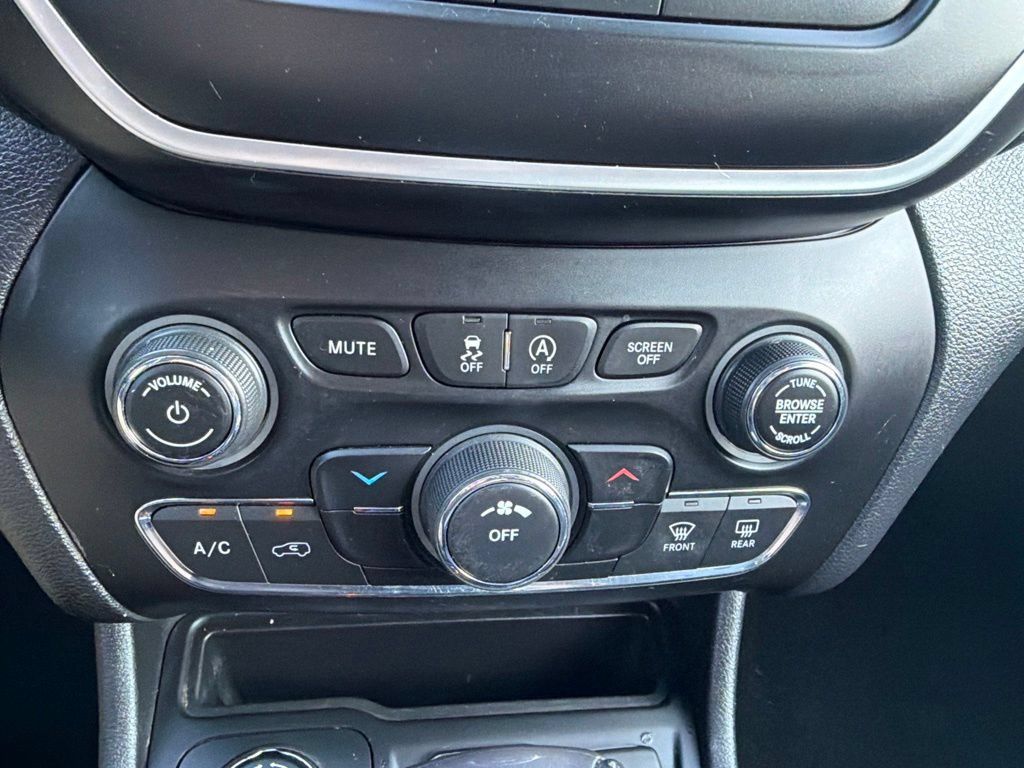 Used 2020 Jeep Cherokee Latitude Plus AWD/4WD image 9
