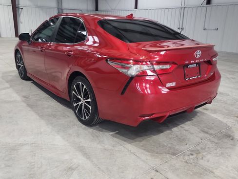Used 2019 Toyota Camry SE image 3