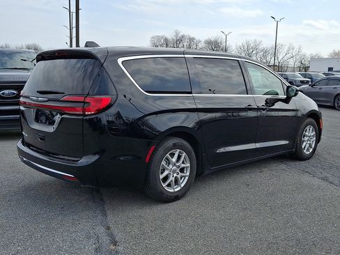 Used 2025 Chrysler Pacifica Select FWD image 6