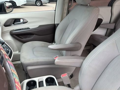 Used 2017 Chrysler Pacifica Touring image 44