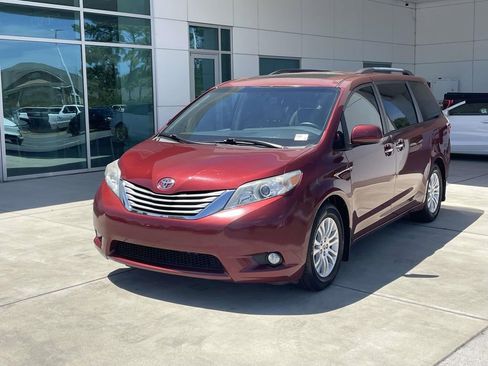 Used 2016 Toyota Sienna XLE w/ XLE Navigation Package FWD image 2