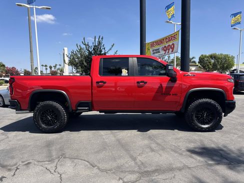 Used 2025 Chevrolet Silverado 2500 ZR2 w/ Technology Package AWD/4WD image 4