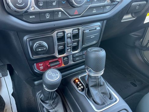 New 2025 Jeep Gladiator Mojave w/ Convenience Group image 26