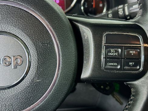 Used 2018 Jeep Wrangler Unlimited Rubicon w/ Connectivity Group image 14