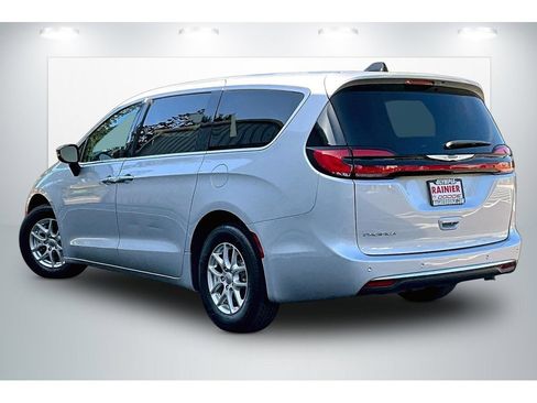 Used 2024 Chrysler Pacifica Touring-L FWD image 12