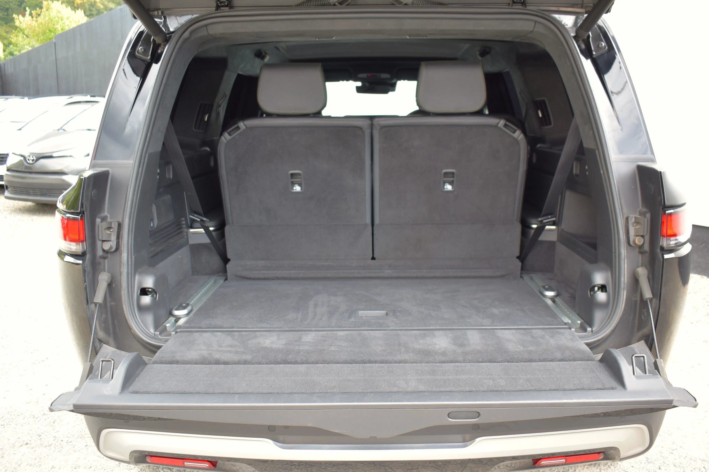 Used 2025 Rivian R1S Adventure Dual AWD/4WD image 33