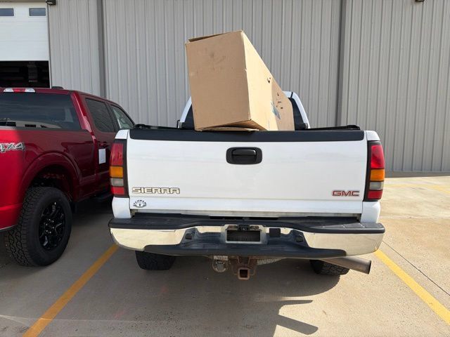 Used 2004 GMC Sierra 2500 SLT w/ Heavy-Duty Power Package AWD/4WD image 4
