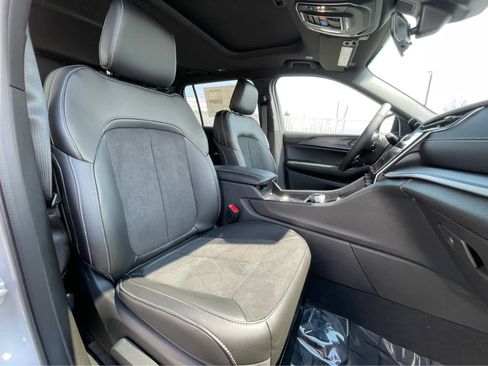 New 2025 Jeep Grand Cherokee L Altitude image 30