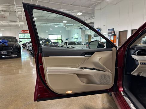 Used 2018 Toyota Camry XLE w/ Driver Assist Package image 10