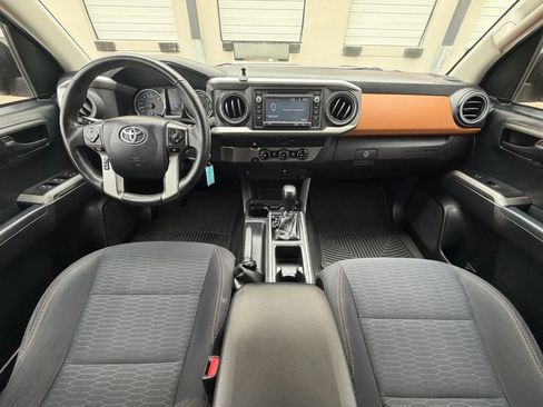 Used 2017 Toyota Tacoma SR5 w/ Tow Package RWD image 18