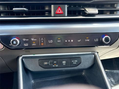 Used 2025 Kia Carnival FWD image 16