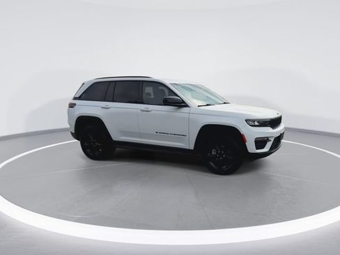 Used 2023 Jeep Grand Cherokee Limited w/ Black Appearance Package AWD/4WD image 13