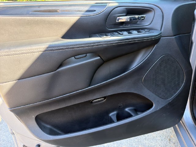 Used 2018 Dodge Grand Caravan SXT w/ Driver Convenience Group FWD image 11
