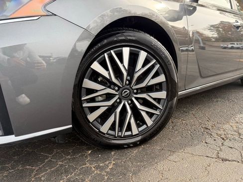 Used 2024 Nissan Altima 2.5 SV image 2