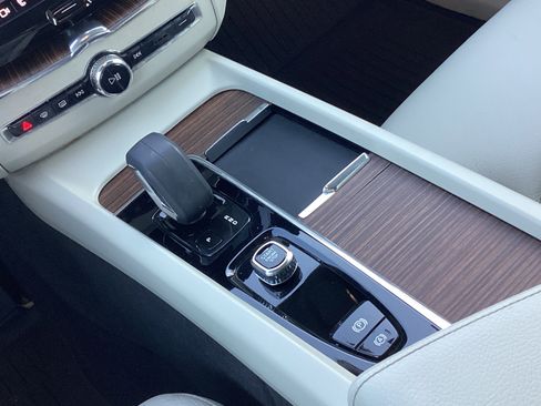 Certified 2022 Volvo XC60 B5 Momentum w/ Climate Package image 26