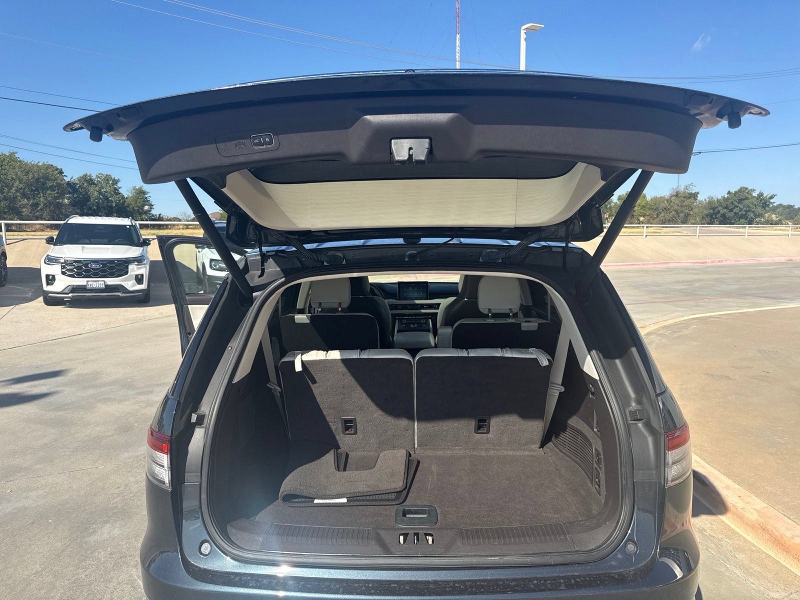 Used 2023 Lincoln Aviator Black Label w/ Class IV Trailer Tow Package AWD/4WD image 11