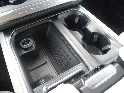 Used 2025 Ford Expedition Platinum image 32