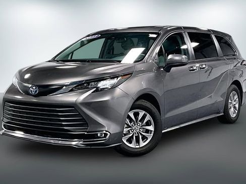 Used 2023 Toyota Sienna XLE AWD/4WD image 3