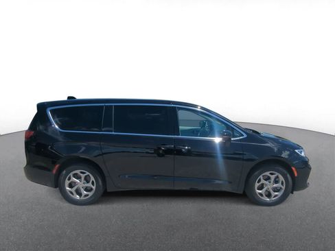 Used 2024 Chrysler Pacifica Limited w/ Trailer Tow Group AWD/4WD image 9