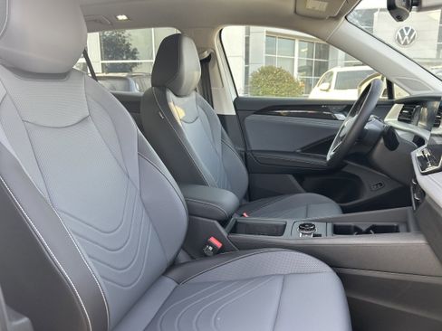 New 2025 Volkswagen Tiguan SE image 8