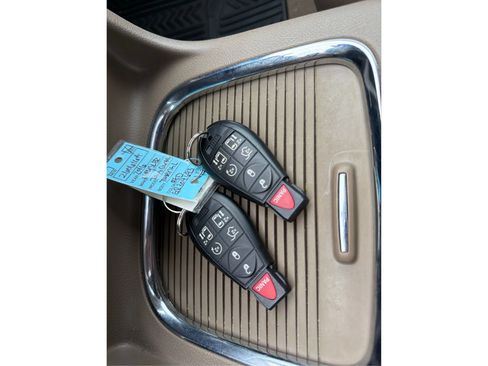 Used 2016 Chrysler Town & Country Touring-L FWD image 28