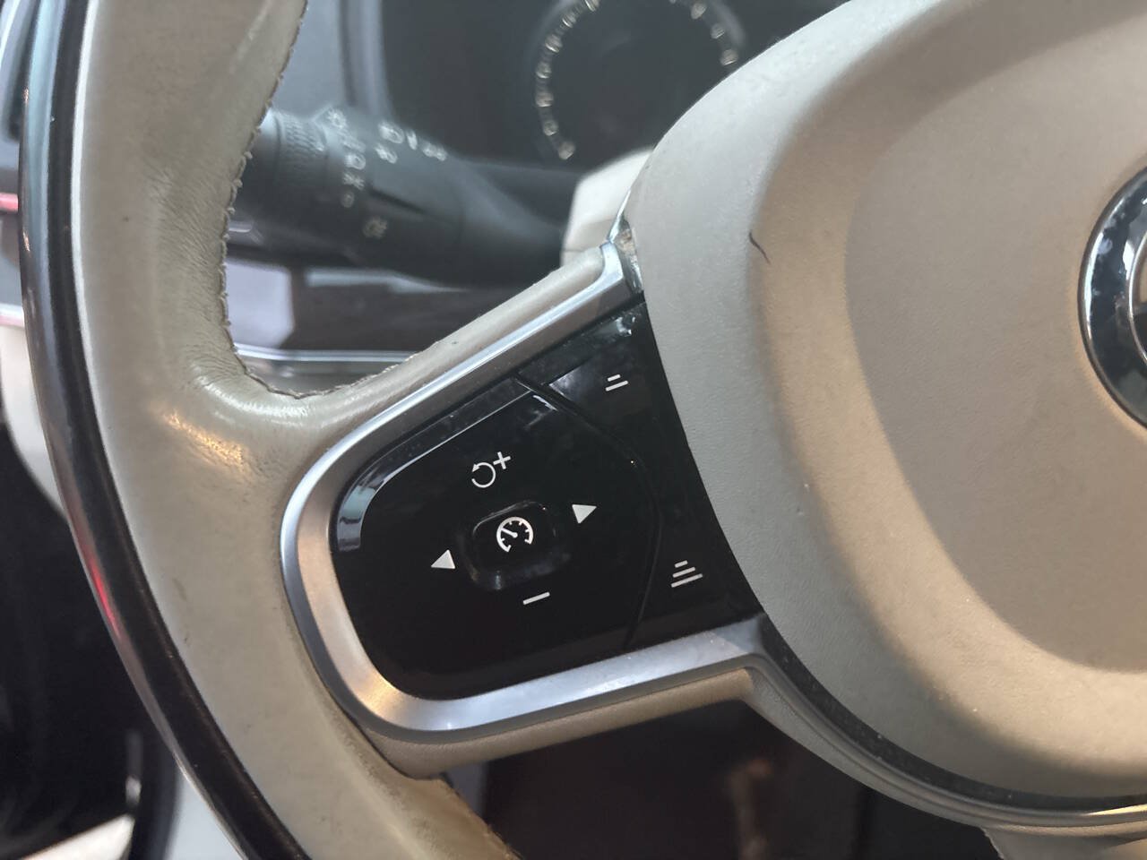 Used 2019 Volvo XC90 T6 Momentum w/ Advanced Package AWD/4WD image 21