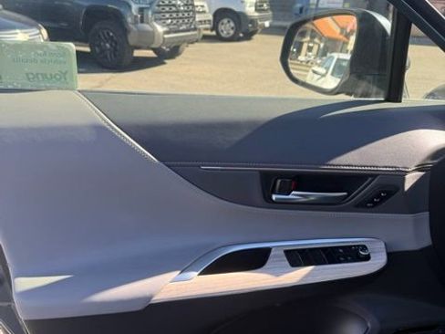 Used 2022 Toyota Venza XLE image 15