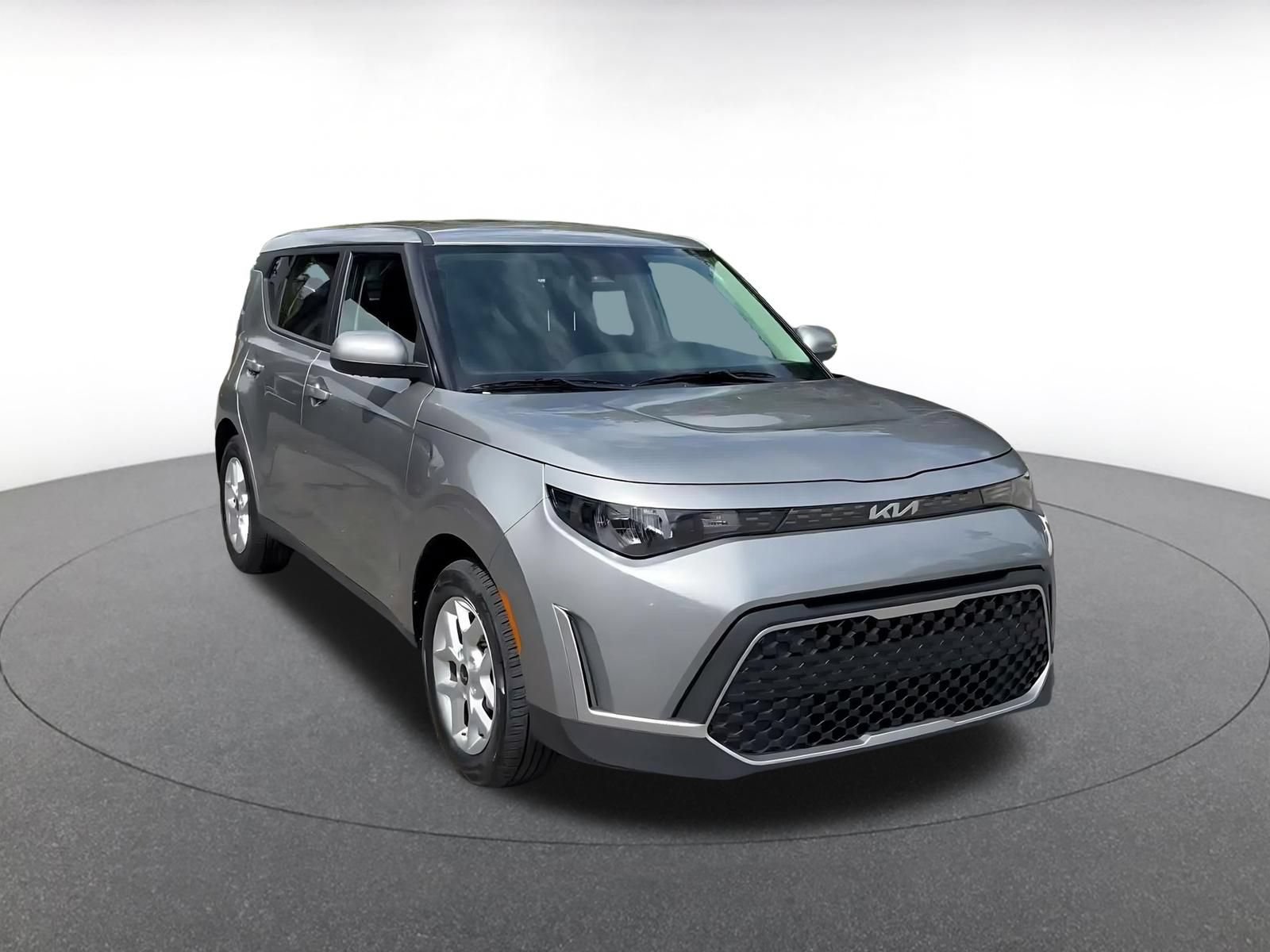 Used 2025 Kia Soul LX w/ LX Technology Package FWD image 2