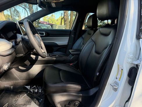 Used 2025 Jeep Compass Limited image 31