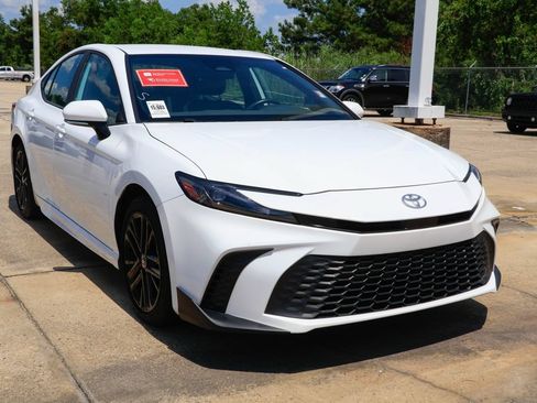 Used 2025 Toyota Camry SE FWD image 2